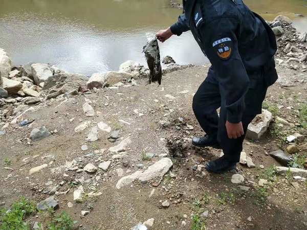 包头春坤山景区保安在维护环境卫生